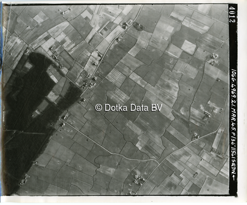 Luchtfoto Den Burg (1945) uit de collectie Kadaster WOII Luchtfoto's