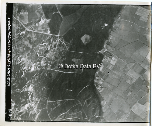 Luchtfoto Den Burg (1945) uit de collectie Kadaster WOII Luchtfoto's