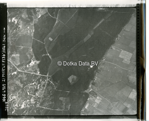 Luchtfoto Den Burg (1945) uit de collectie Kadaster WOII Luchtfoto's