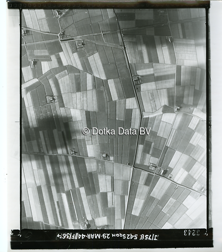 Luchtfoto Bedum (1944) uit de collectie Kadaster WOII Luchtfoto's