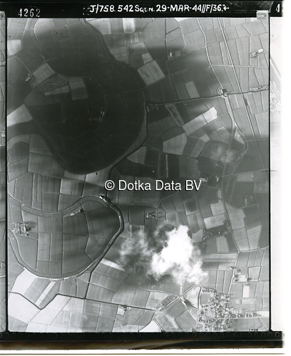 Luchtfoto Wetsinge (1944) uit de collectie Kadaster WOII Luchtfoto's