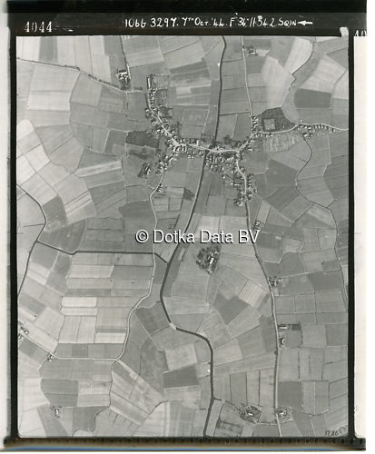 Luchtfoto Holwierde (1944) uit de collectie Kadaster WOII Luchtfoto's
