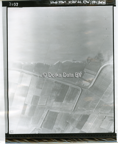 Luchtfoto Pieterburen (1944) uit de collectie Kadaster WOII Luchtfoto's