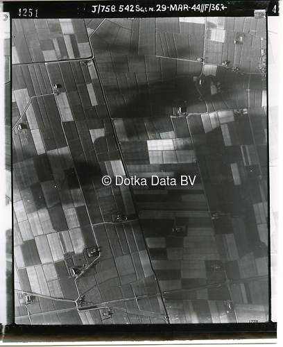 Luchtfoto Middelstum (1944) uit de collectie Kadaster WOII Luchtfoto's
