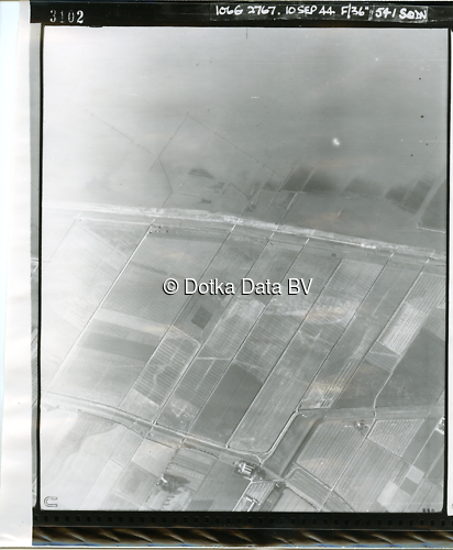 Luchtfoto Pieterburen (1944) uit de collectie Kadaster WOII Luchtfoto's