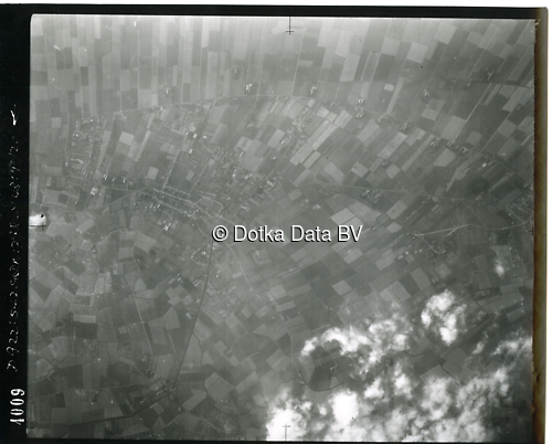 Luchtfoto Uithuizen (1943) uit de collectie Kadaster WOII Luchtfoto's