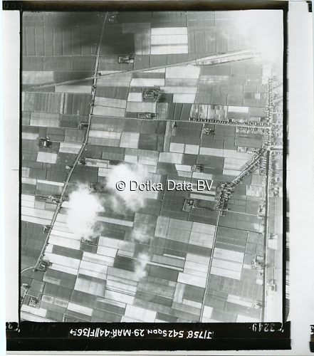 Luchtfoto Bedum (1944) uit de collectie Kadaster WOII Luchtfoto's