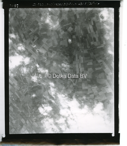 Luchtfoto omgeving Loppersum (1943) uit de collectie Kadaster WOII Luchtfoto's