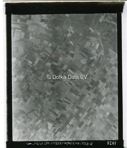 Luchtfoto Meedhuizen (1943) uit de collectie Kadaster WOII Luchtfoto's