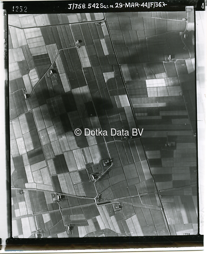 Luchtfoto Middelstum (1944) uit de collectie Kadaster WOII Luchtfoto's