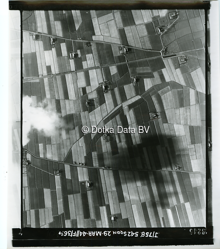 Luchtfoto Bedum (1944) uit de collectie Kadaster WOII Luchtfoto's