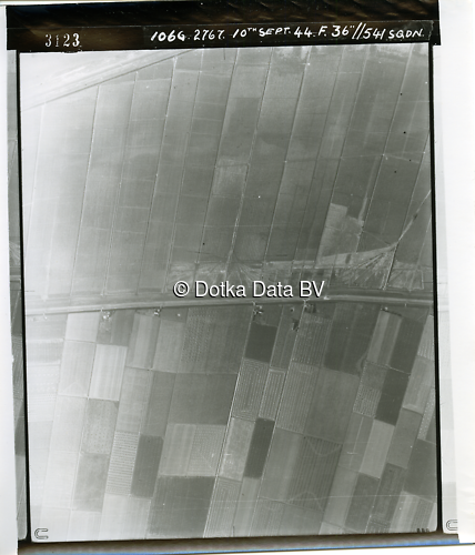 Luchtfoto Uithuizermeeden (1944) uit de collectie Kadaster WOII Luchtfoto's