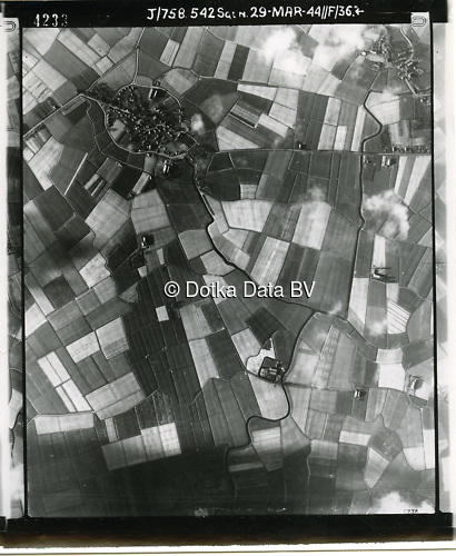 Luchtfoto Godlinze (1944) uit de collectie Kadaster WOII Luchtfoto's