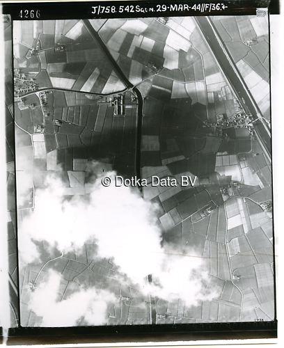 Luchtfoto Garnwerd (1944) uit de collectie Kadaster WOII Luchtfoto's