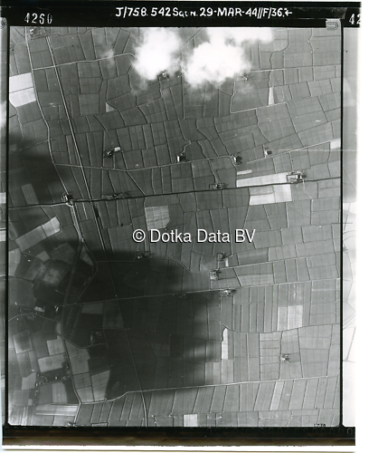 Luchtfoto Wetsinge (1944) uit de collectie Kadaster WOII Luchtfoto's