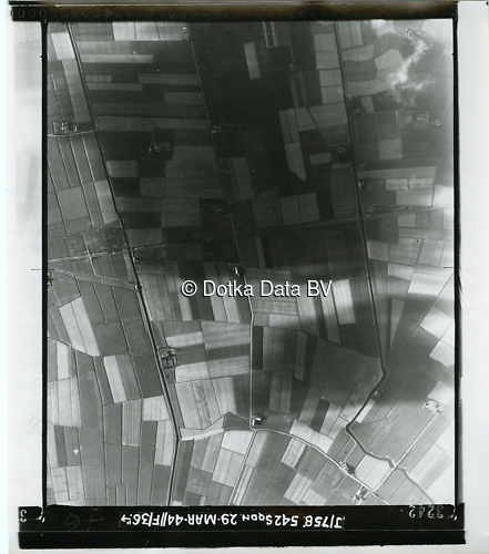 Luchtfoto Middelstum (1944) uit de collectie Kadaster WOII Luchtfoto's