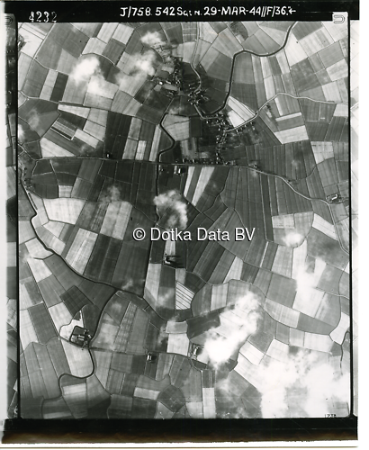 Luchtfoto Losdorp (1944) uit de collectie Kadaster WOII Luchtfoto's