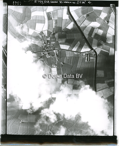 Luchtfoto Feerwerd (1944) uit de collectie Kadaster WOII Luchtfoto's