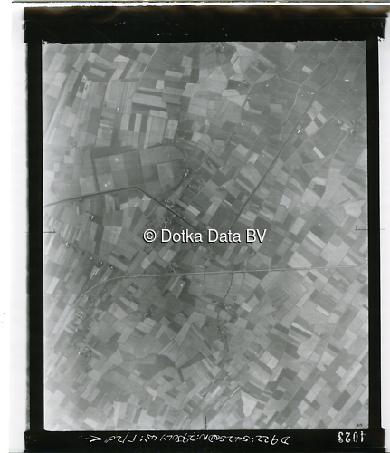 Luchtfoto Meedhuizen (1943) uit de collectie Kadaster WOII Luchtfoto's