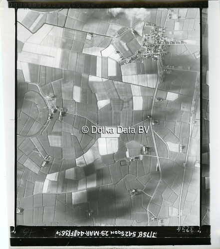 Luchtfoto Adorp (1944) uit de collectie Kadaster WOII Luchtfoto's