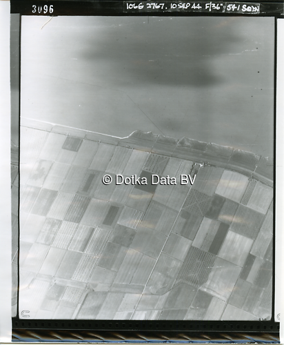 Luchtfoto Kloosterburen (1944) uit de collectie Kadaster WOII Luchtfoto's