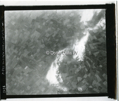 Luchtfoto Stedum (1943) uit de collectie Kadaster WOII Luchtfoto's