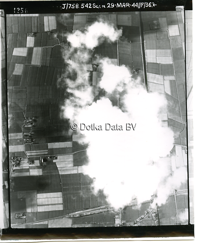 Luchtfoto Bedum (1944) uit de collectie Kadaster WOII Luchtfoto's