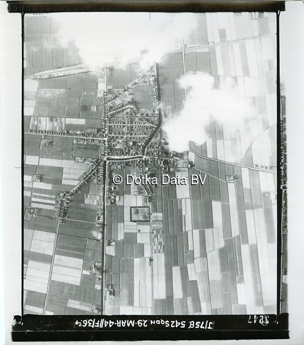 Luchtfoto Bedum (1944) uit de collectie Kadaster WOII Luchtfoto's