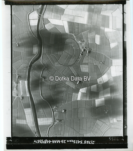 Luchtfoto Adorp (1944) uit de collectie Kadaster WOII Luchtfoto's