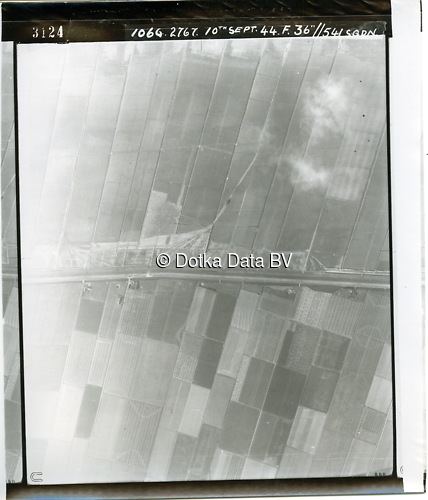 Luchtfoto Uithuizermeeden uit de collectie Kadaster WOII Luchtfoto's