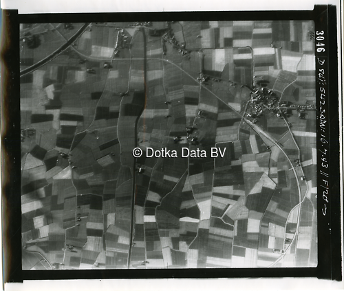 Luchtfoto Meedhuizen (1943) uit de collectie Kadaster WOII Luchtfoto's