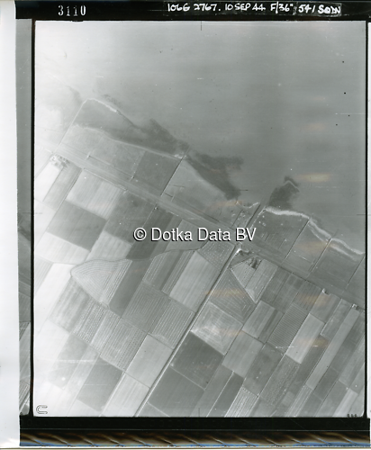 Luchtfoto Usquert (1944) uit de collectie Kadaster WOII Luchtfoto's