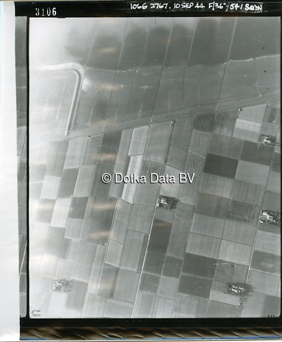 Luchtfoto Den Andel (1944) uit de collectie Kadaster WOII Luchtfoto's