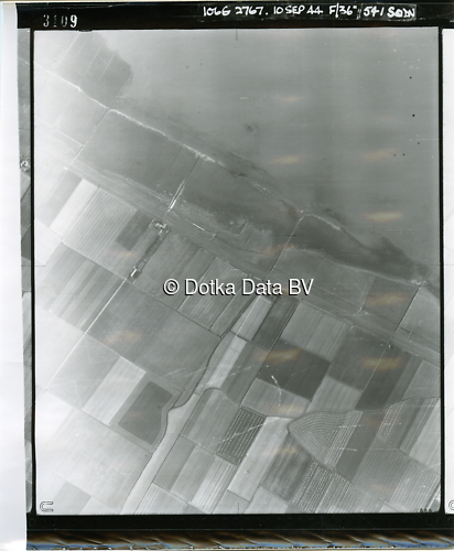 Luchtfoto Warffum (1944) uit de collectie Kadaster WOII Luchtfoto's