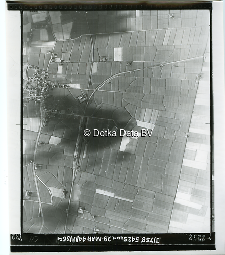 Luchtfoto Sauwerd (1944) uit de collectie Kadaster WOII Luchtfoto's
