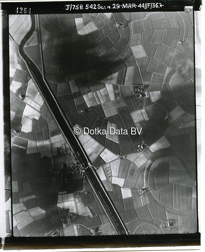 Luchtfoto Winsum (1944) uit de collectie Kadaster WOII Luchtfoto's