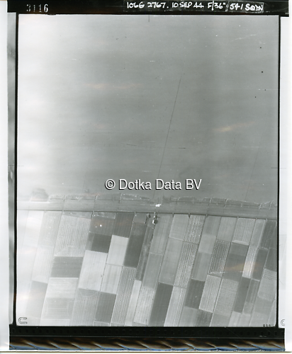 Luchtfoto Uithuizen (1944) uit de collectie Kadaster WOII Luchtfoto's