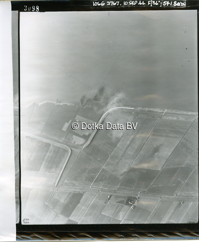 Luchtfoto Pieterburen (1944) uit de collectie Kadaster WOII Luchtfoto's