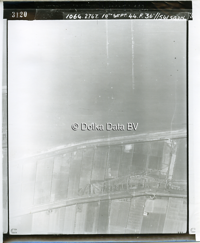 Luchtfoto Uithuizen (1944) uit de collectie Kadaster WOII Luchtfoto's