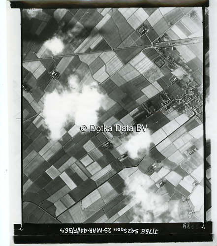 Luchtfoto Stedum (1944) uit de collectie Kadaster WOII Luchtfoto's