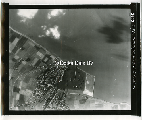 Luchtfoto Delfzijl (1943) uit de collectie Kadaster WOII Luchtfoto's