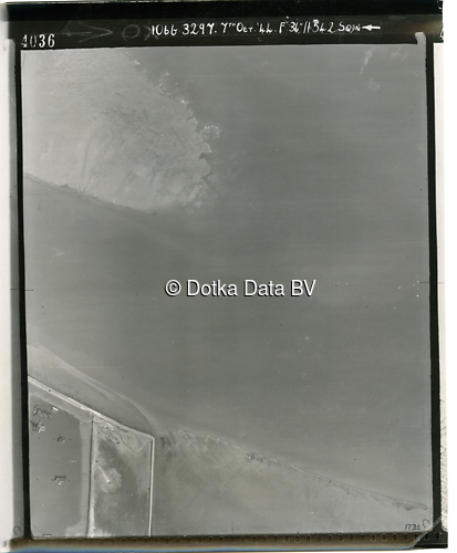 Luchtfoto Delfzijl (1944) uit de collectie Kadaster WOII Luchtfoto's