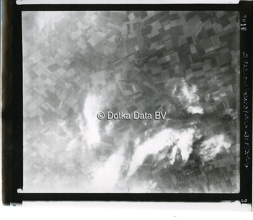 Luchtfoto Zeerijp (1943) uit de collectie Kadaster WOII Luchtfoto's