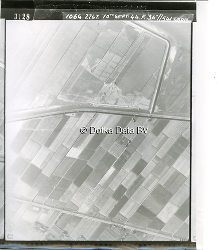 Luchtfoto Eemshaven (1944) uit de collectie Kadaster WOII Luchtfoto's