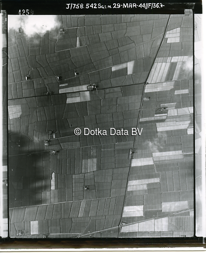 Luchtfoto Wetsinge (1944) uit de collectie Kadaster WOII Luchtfoto's