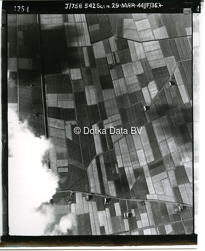 Luchtfoto Bedum (1944) uit de collectie Kadaster WOII Luchtfoto's