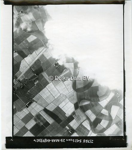 Luchtfoto Stedum (1944) uit de collectie Kadaster WOII Luchtfoto's