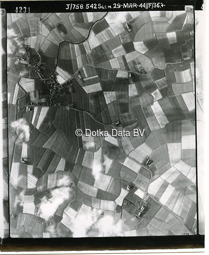 Luchtfoto Losdorp (1944) uit de collectie Kadaster WOII Luchtfoto's