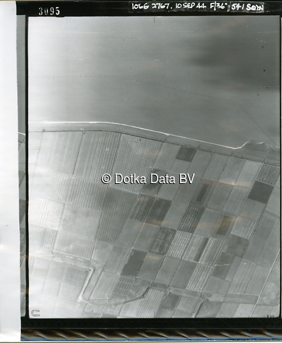 Luchtfoto Kloosterburen (1944) uit de collectie Kadaster WOII Luchtfoto's