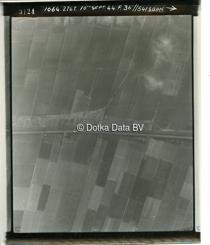 Luchtfoto Uithuizermeeden (1944) uit de collectie Kadaster WOII Luchtfoto's